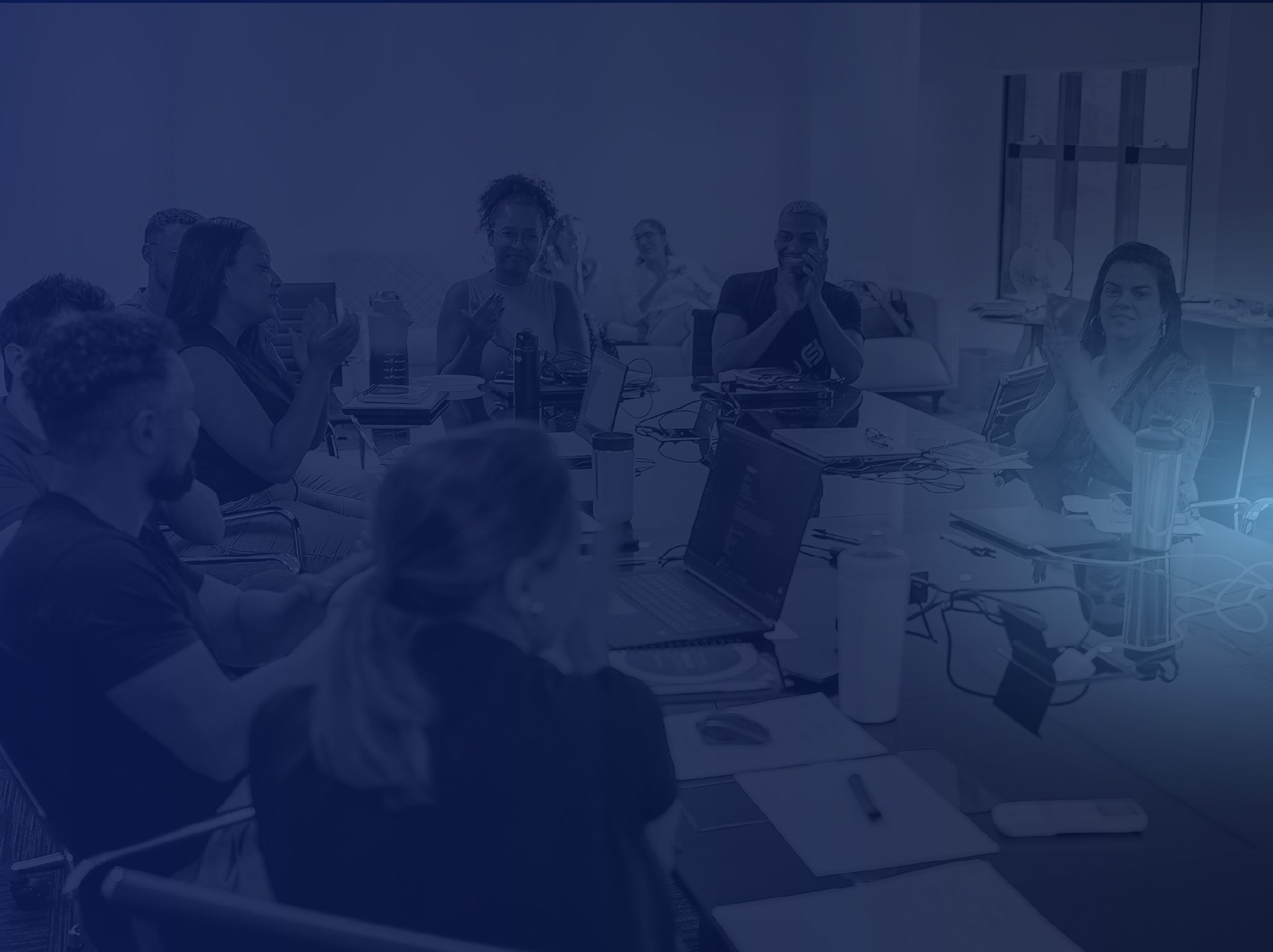 Equipe em reuniao em escritorio